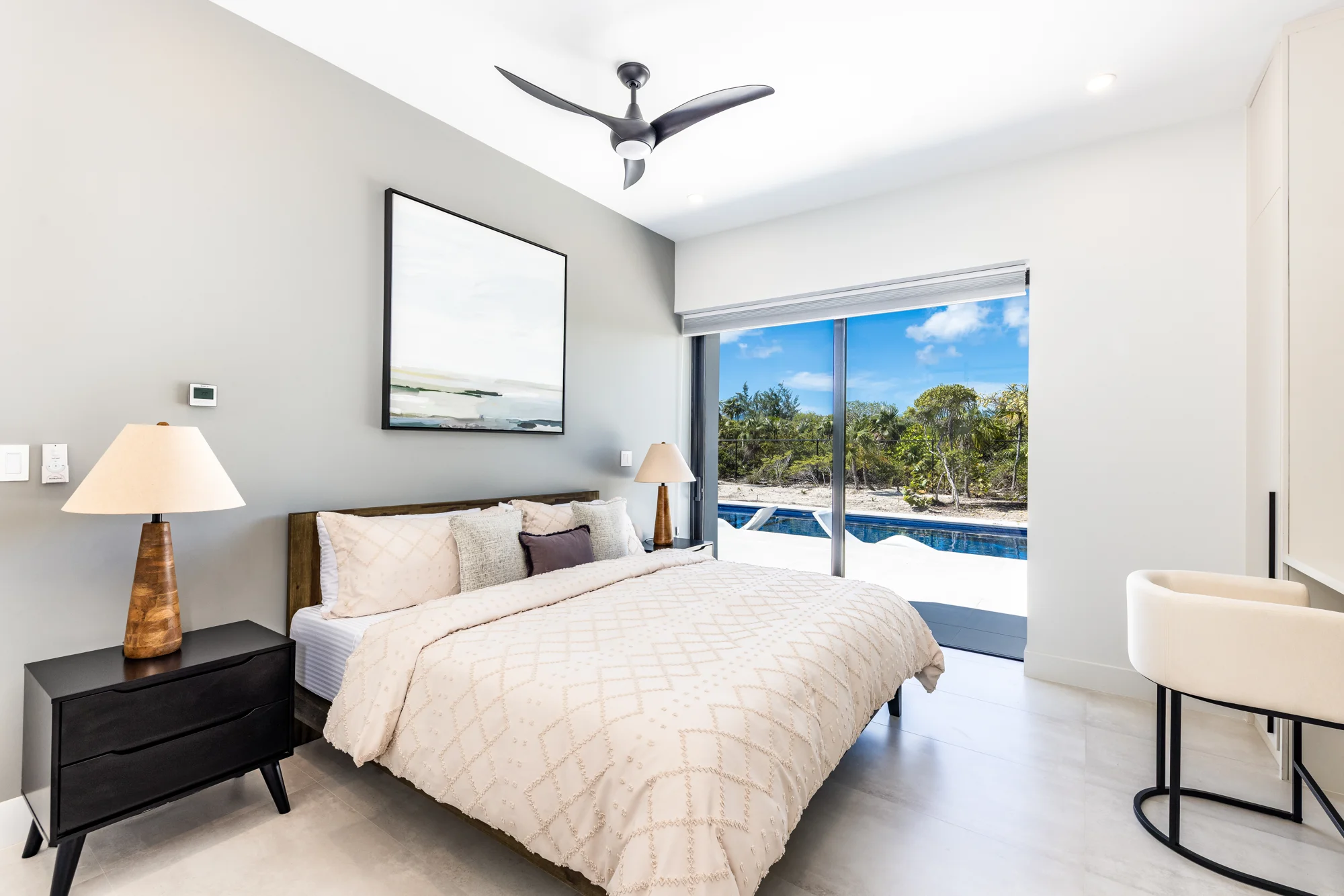 King bedroom with sliding doors facing the pool